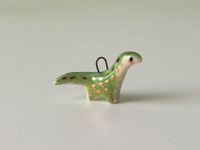 pendentif dinosaure diplodocus porcelain pendant