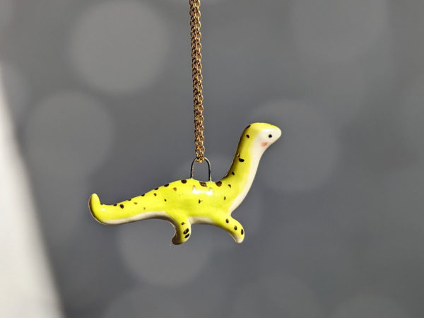 pendentif dinosaure diplodocus porcelain pendant