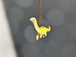 pendentif dinosaure diplodocus porcelain pendant