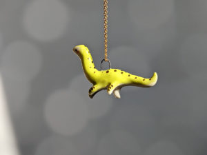 pendentif dinosaure diplodocus porcelain pendant