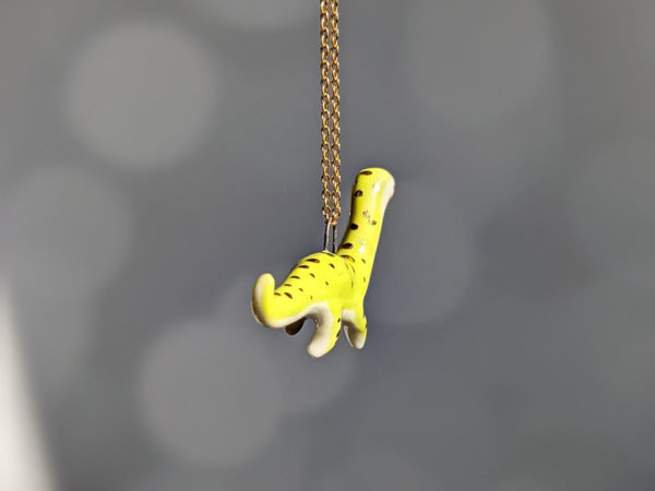 pendentif dinosaure diplodocus porcelain pendant