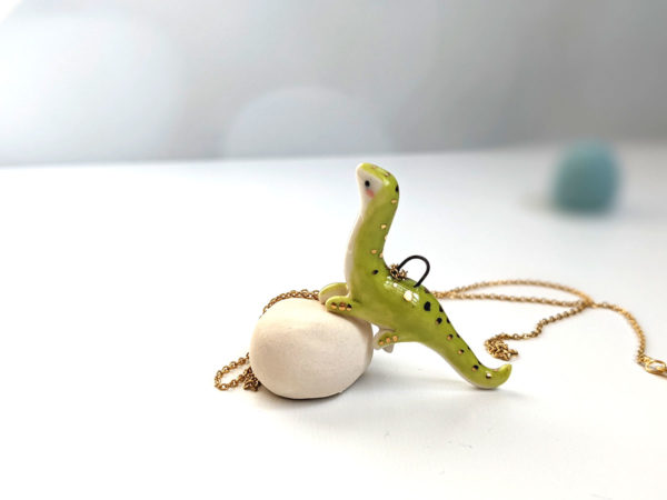 pendentif dinosaure diplodocus porcelain pendant