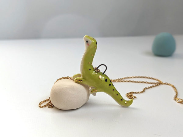 pendentif dinosaure diplodocus porcelain pendant