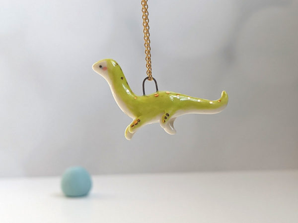 pendentif dinosaure diplodocus porcelain pendant