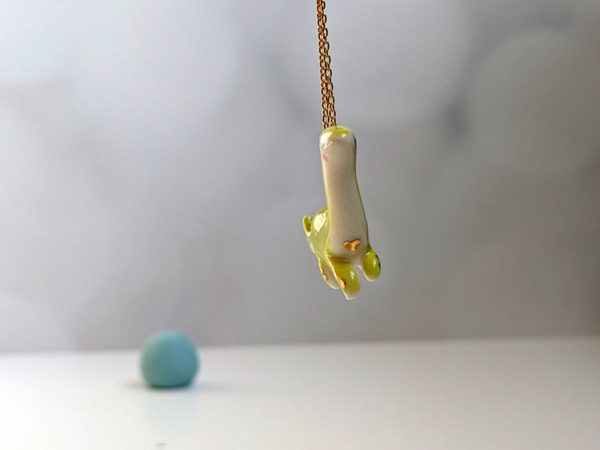 pendentif dinosaure diplodocus porcelain pendant