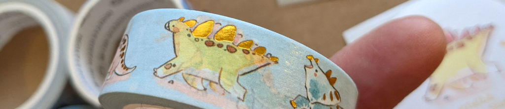 Adorable ruban washi avec des dinosaures inclus dans la boîte mystère 