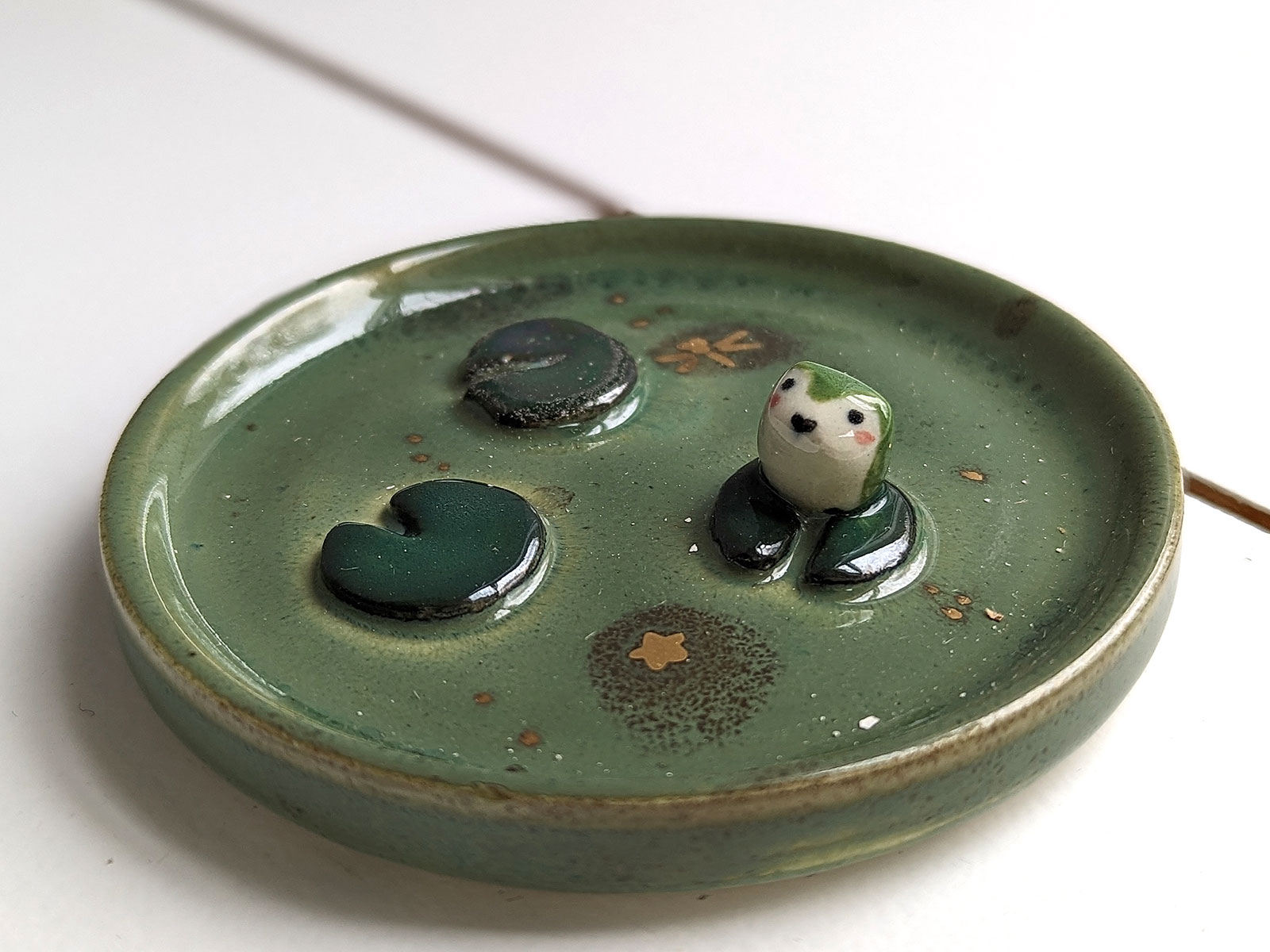 https://www.kness.fr/wp-content/uploads/2022/08/jewelry-dish-frog-lilypads-A-2.jpg