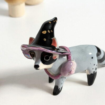 Figurine Porcelaine : Raton Laveur Sorcière – Image 2
