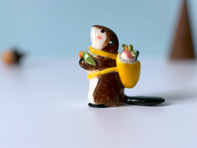 Porcelain Figurine : Mama Beaver and Groceries - Image 11