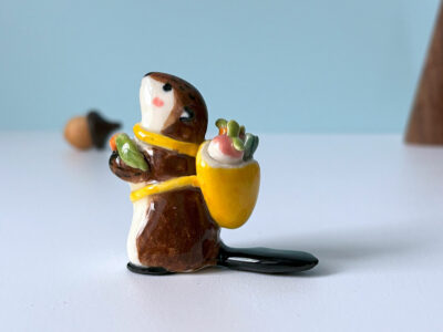 Porcelain Figurine : Mama Beaver and Groceries - Image 2