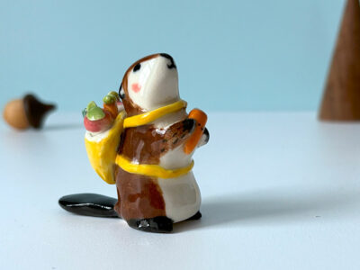Porcelain Figurine : Mama Beaver and Groceries - Image 9