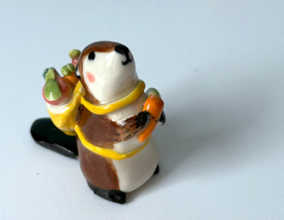 Porcelain Figurine : Mama Beaver and Groceries - Image 6