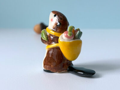 Porcelain Figurine : Mama Beaver and Groceries - Image 5