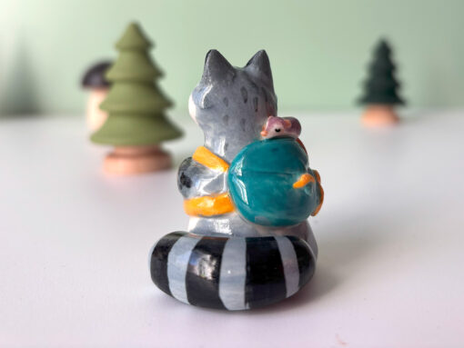 Figurine : Raccoon and Backpack - Image 8