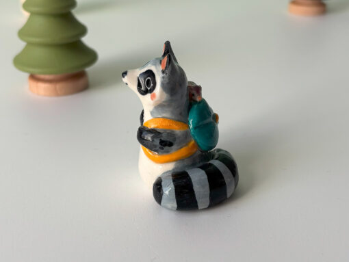 Figurine : Raccoon and Backpack - Image 6