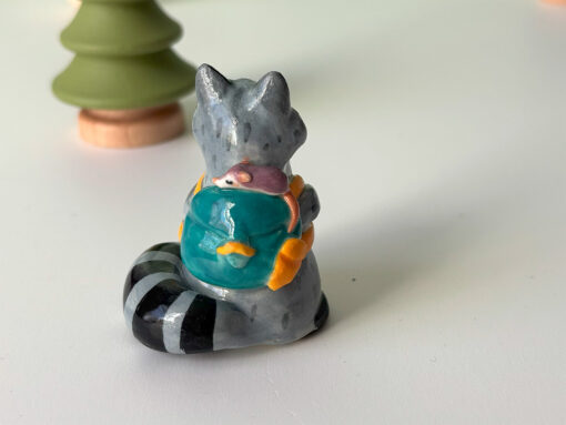 Figurine : Raccoon and Backpack - Image 5