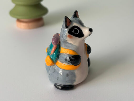 Figurine : Raccoon and Backpack - Image 4