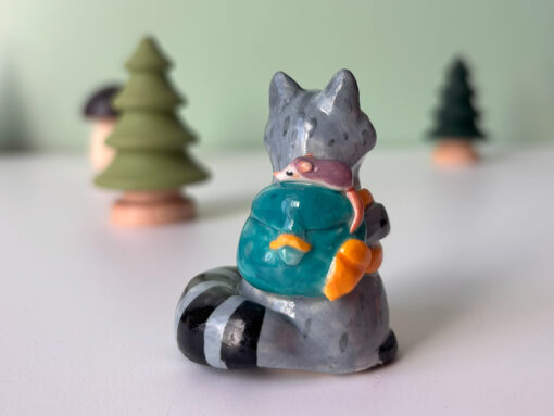 Figurine : Raccoon and Backpack - Image 2