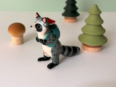 Figurine : Raton Laveur et Sac à dos – Image 3