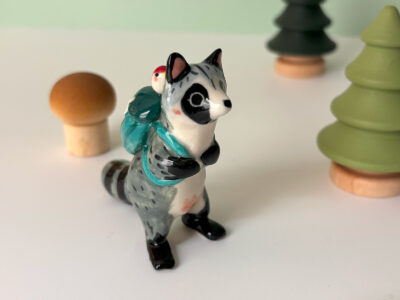 Figurine : Raton Laveur et Sac à dos – Image 2
