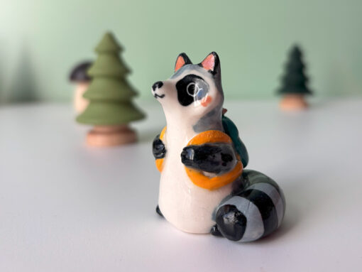 Figurine : Raccoon and Backpack - Image 3