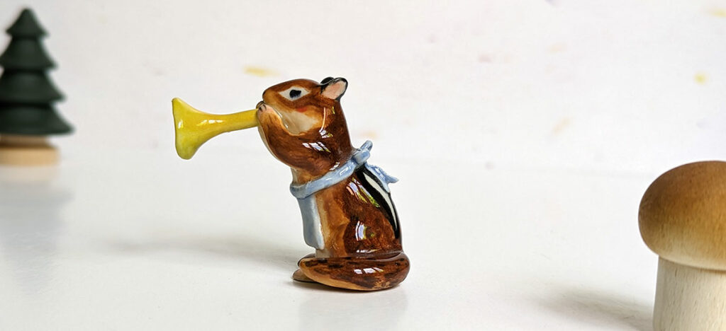 A squirrel in an apron playing the trumpet 