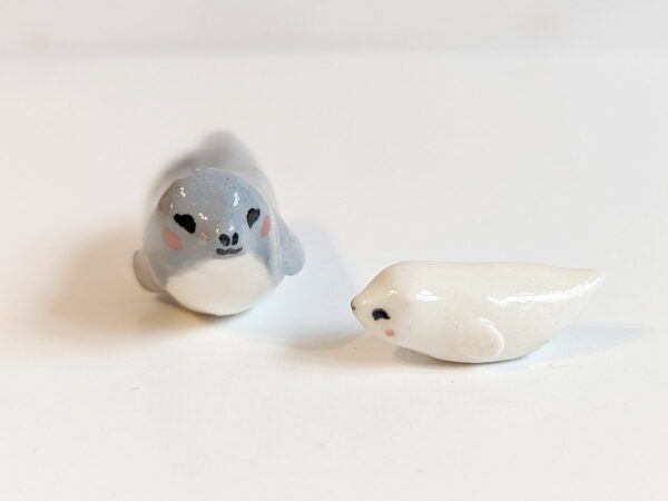 figurine mama seal and baby