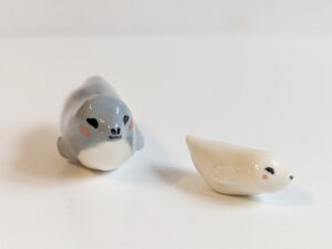 figurine mama seal and baby