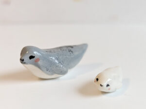 figurine mama seal and baby