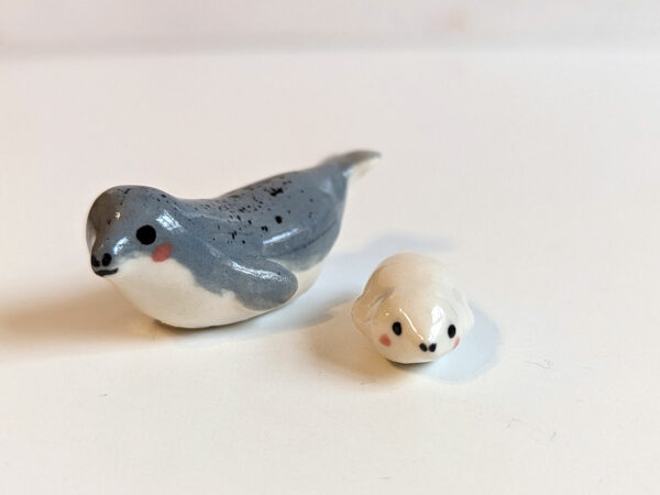 figurine mama seal and baby