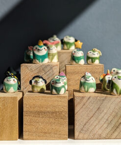figurines frogs hats