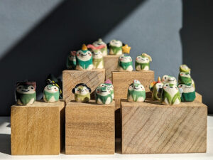 figurines frogs hats