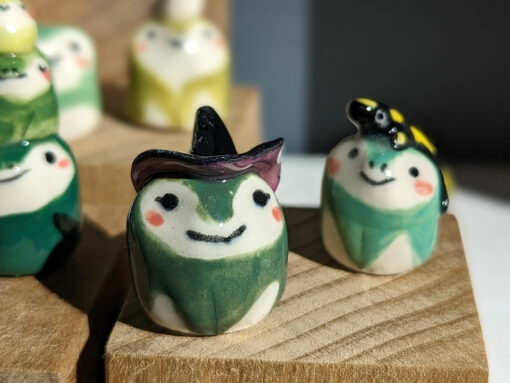 Mystery Figurine : Frog in a Hat - Image 3