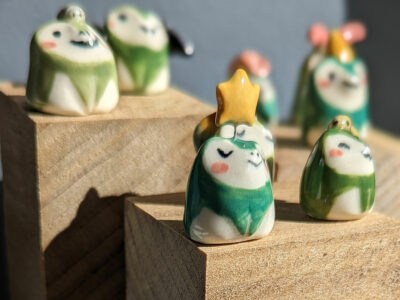 Mystery Figurine : Frog in a Hat - Image 2