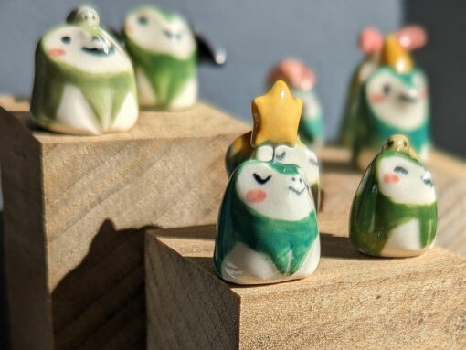Mystery Figurine : Frog in a Hat - Image 2