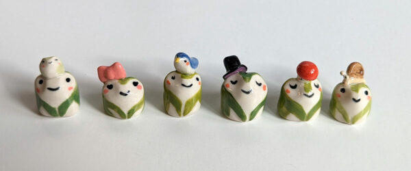 figurines frogs hats