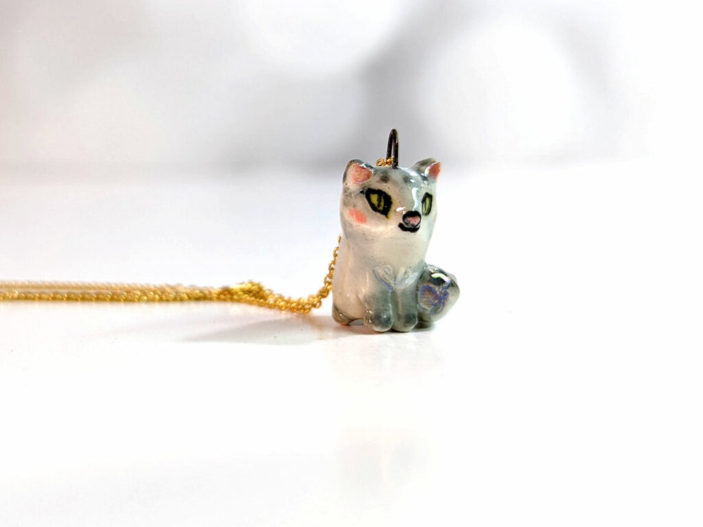 custom pet portrait necklace : a grey fluffy cat with green eyes made by kness 