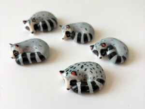 figurine raccoon