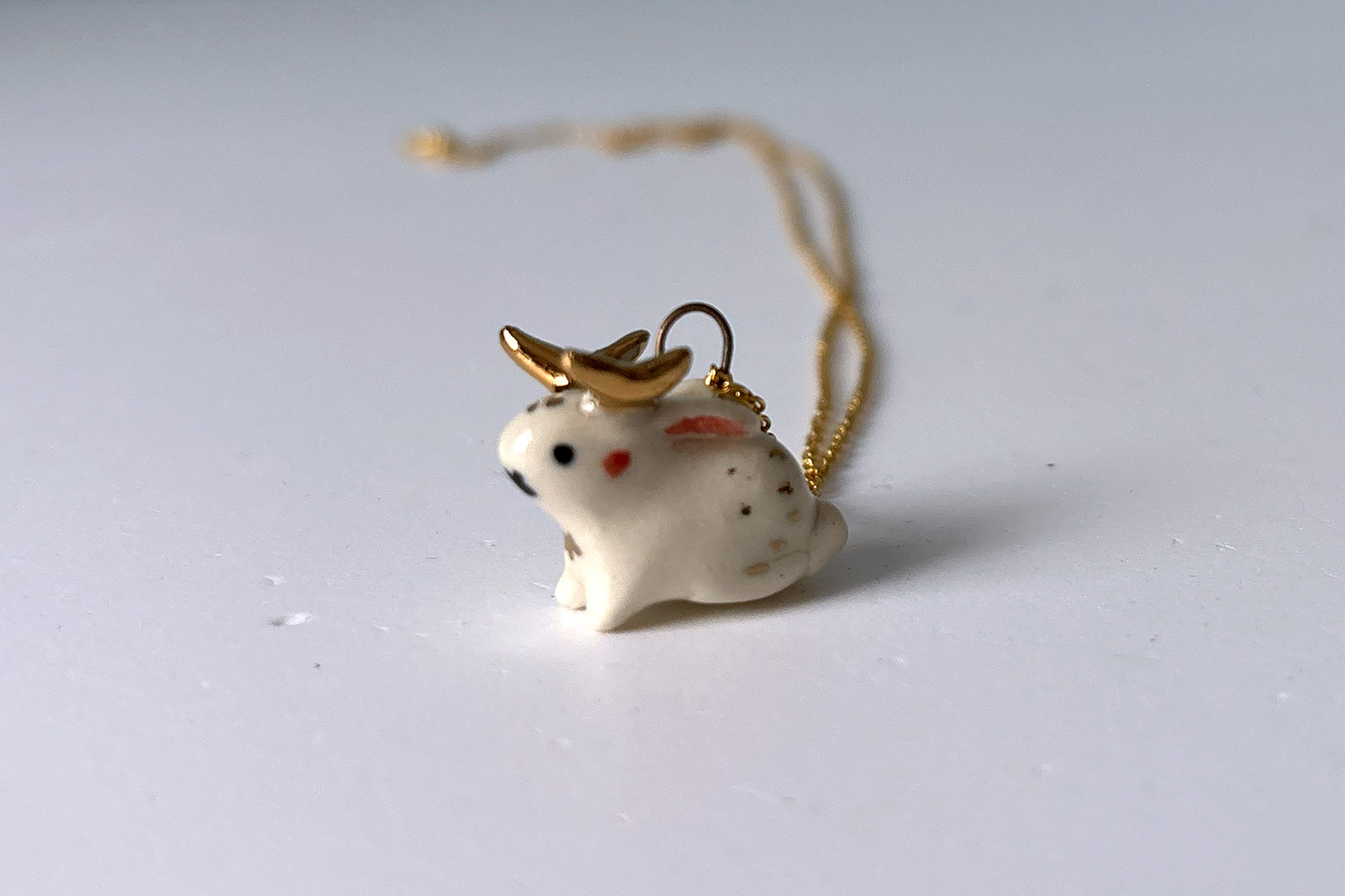 Pendentif Porcelaine : Jackalope Endormi