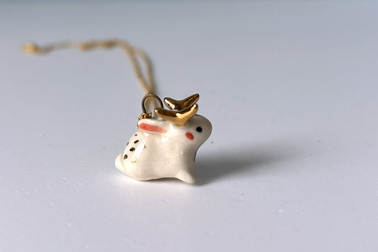 Alternative view of Pendentif Porcelaine : Jackalope Endormi