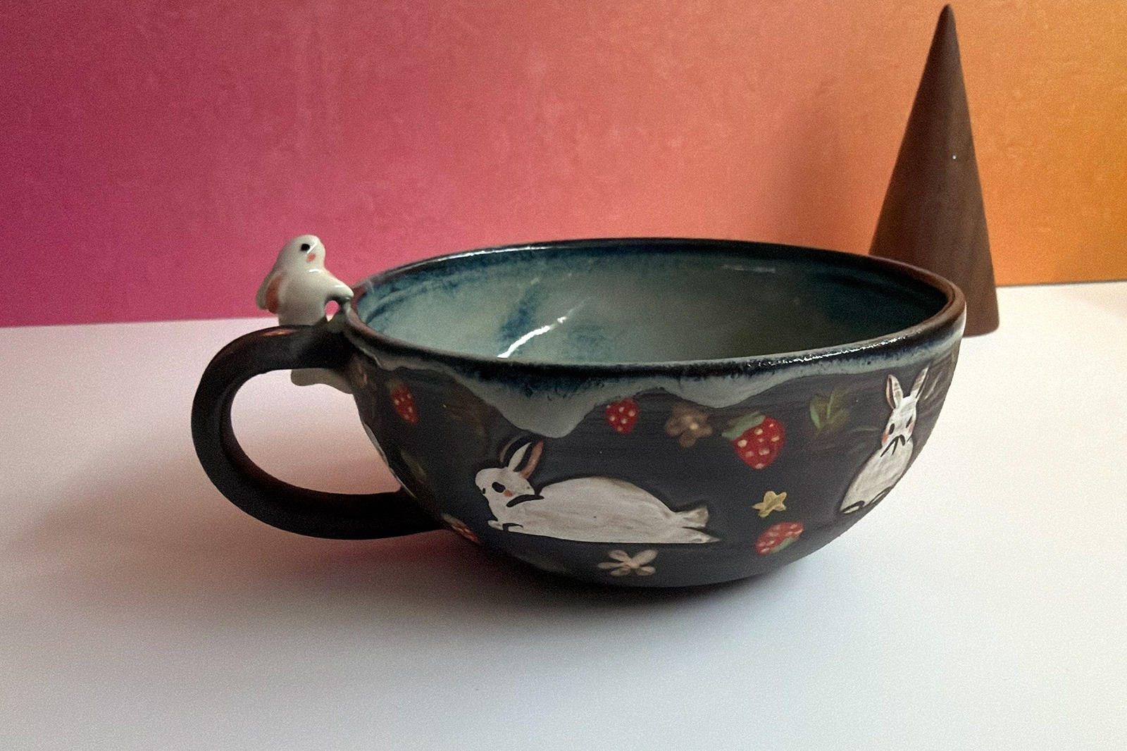 Tasse a thé - Sculptée - Lapins et Fraises