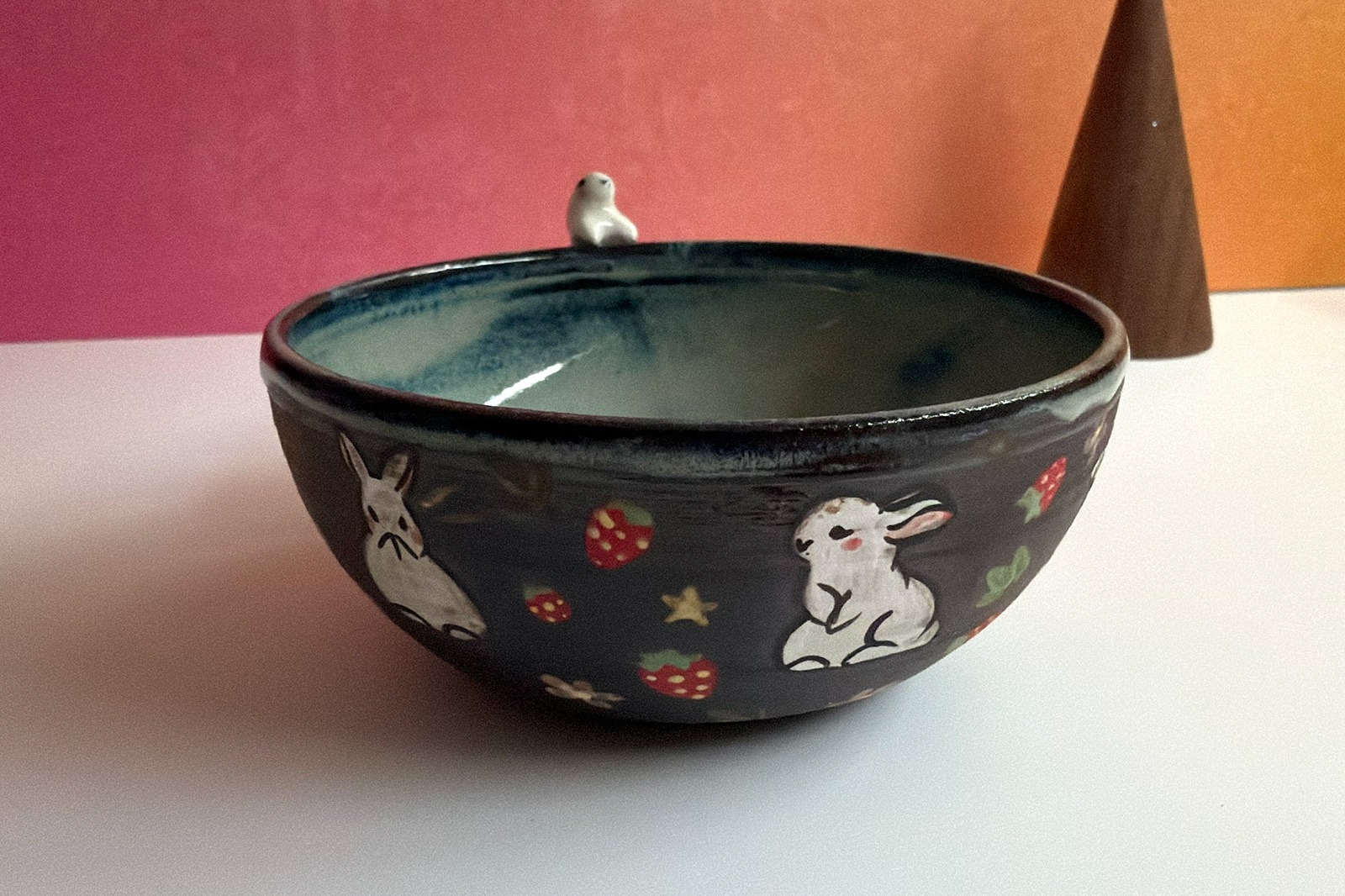 Tasse a thé - Sculptée - Lapins et Fraises – Image 2