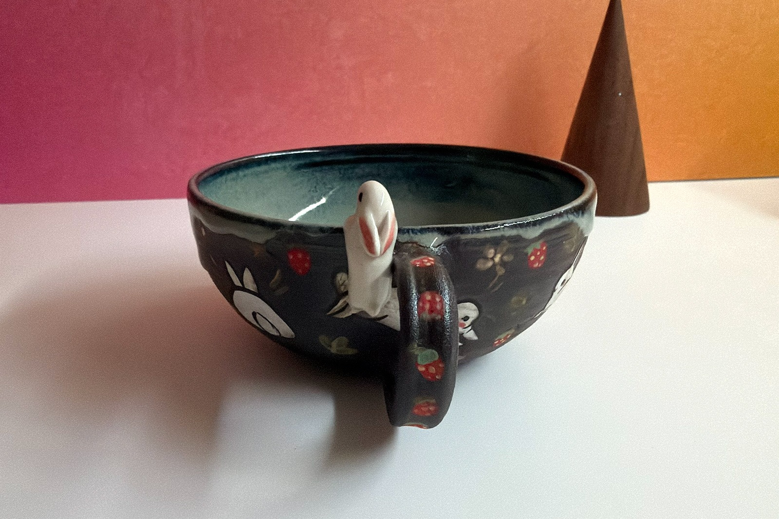 Tasse a thé - Sculptée - Lapins et Fraises – Image 3